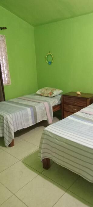 Cheerful 2-Bedroom Home In Falmouth Garden ภายนอก รูปภาพ