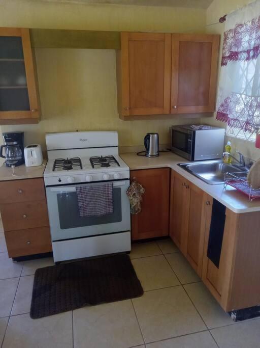 Cheerful 2-Bedroom Home In Falmouth Garden ภายนอก รูปภาพ