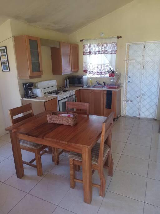 Cheerful 2-Bedroom Home In Falmouth Garden ภายนอก รูปภาพ