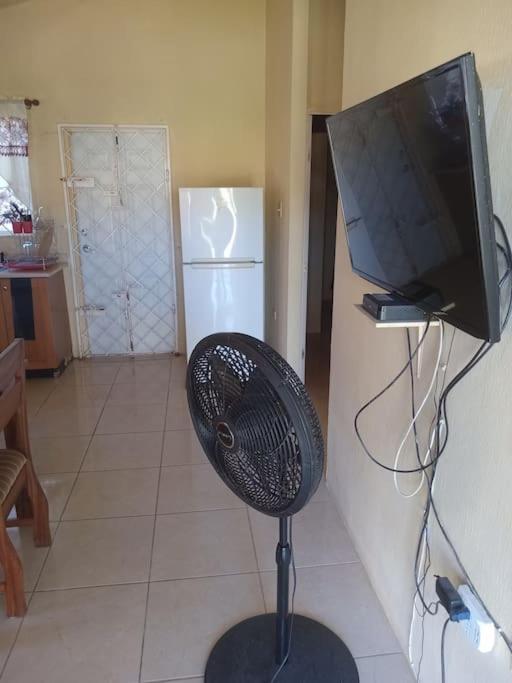 Cheerful 2-Bedroom Home In Falmouth Garden ภายนอก รูปภาพ