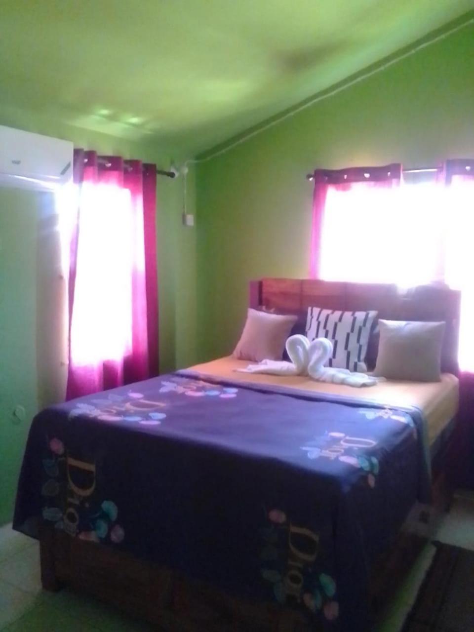 Cheerful 2-Bedroom Home In Falmouth Garden ภายนอก รูปภาพ