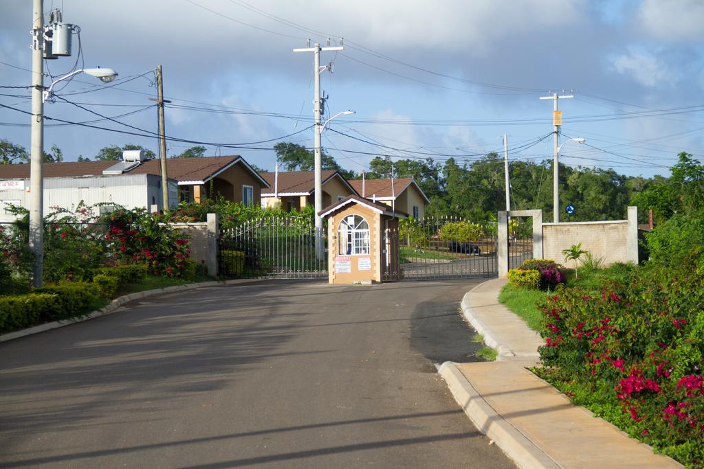 Cheerful 2-Bedroom Home In Falmouth Garden ภายนอก รูปภาพ